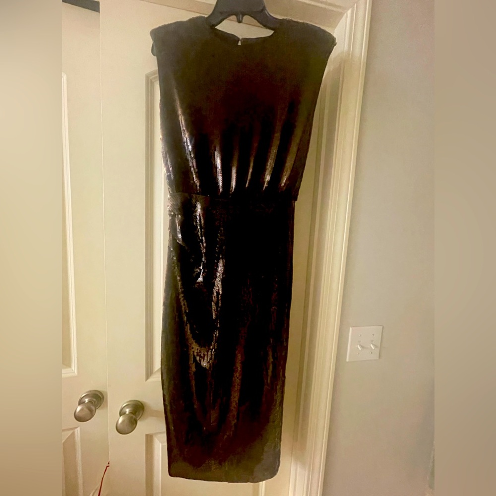 Beautiful sequenced dress with a split on the right side.